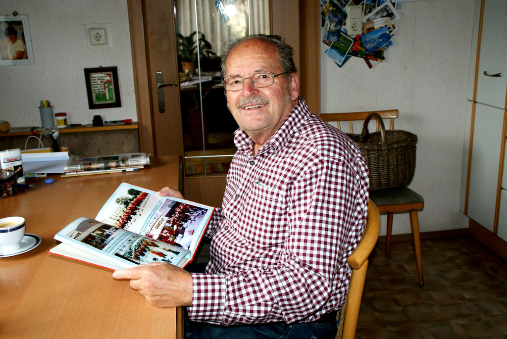 Hermann G__chter mit seinem Buch __ber den Musikverein Altach.JPG