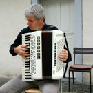 Hannes Berthold am Akkordeon.JPG