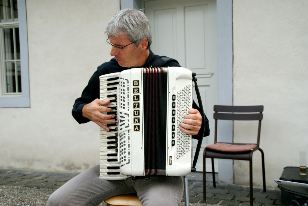 Hannes Berthold am Akkordeon.JPG