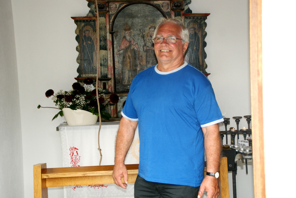 Alfred Bolter ist stolz auf seine Kapelle.JPG