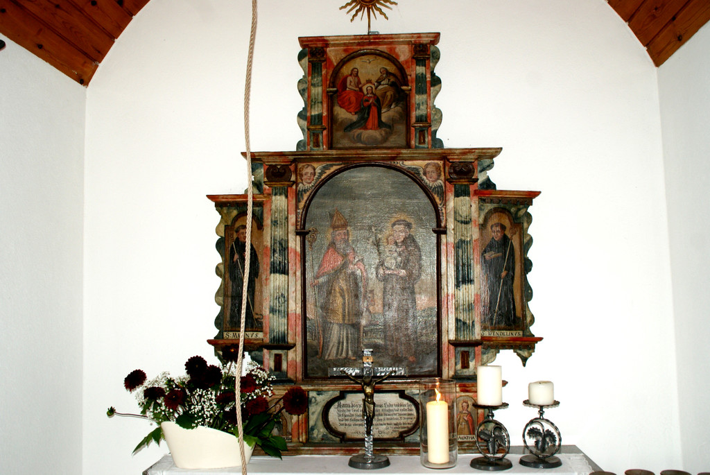 Der Altar ist aus dem Jahre 1693 erhalten.JPG