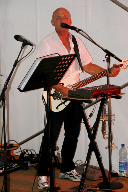 Helis one man band.JPG