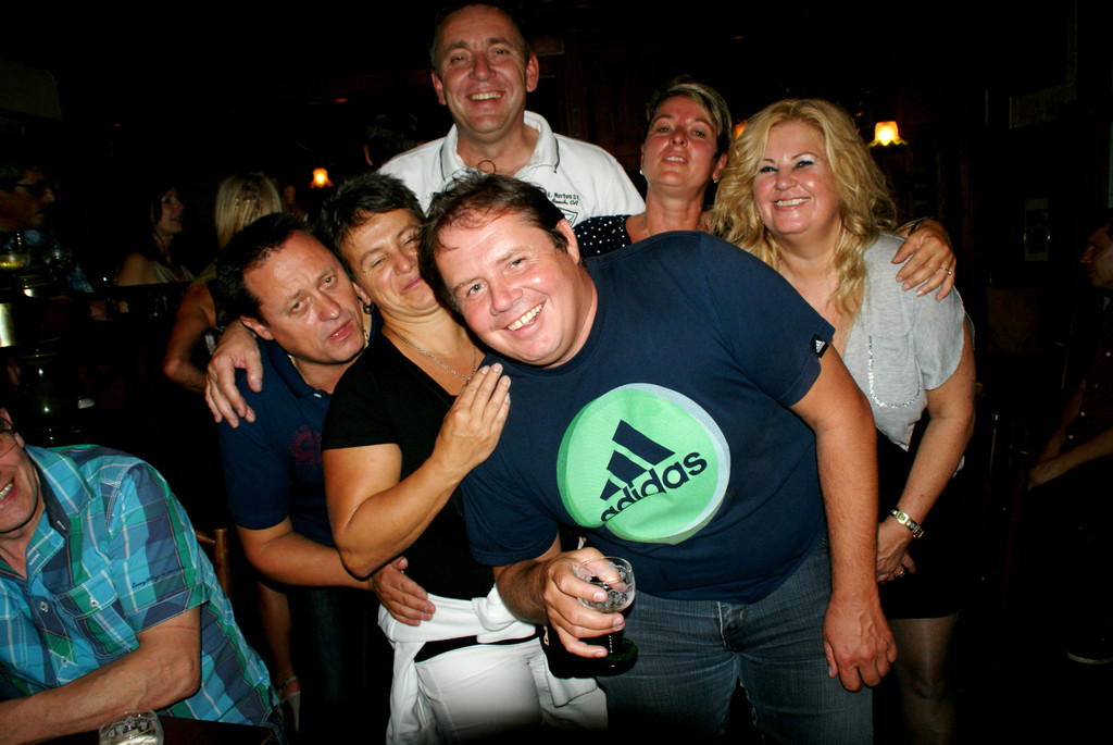 # Titelbild _108_ Ein lustiger Haufen feierte die Jubil__umsparty.JPG