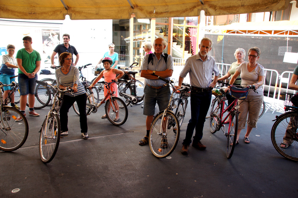 Treffpunkt am Kirchplatz.JPG