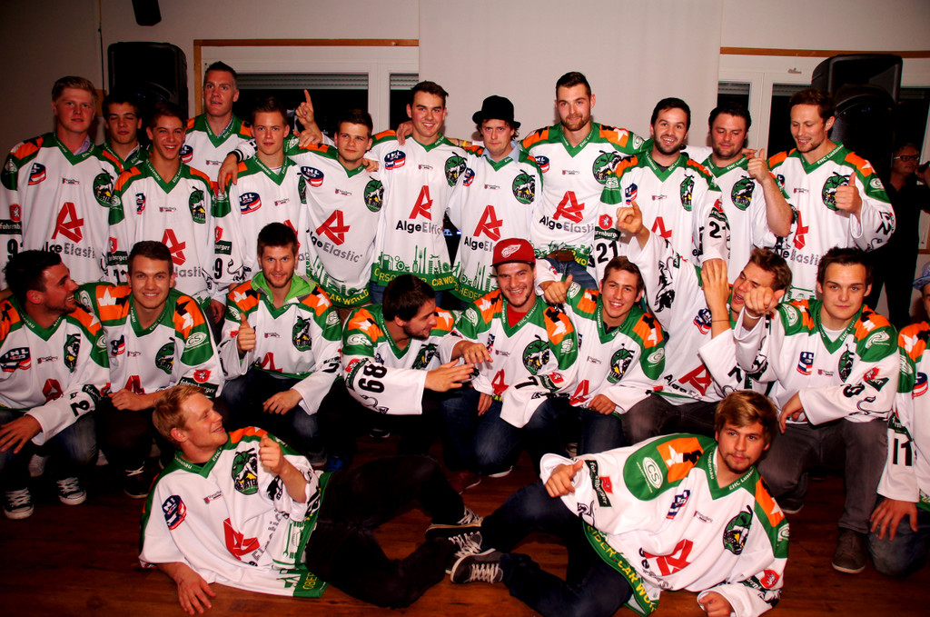 Die Mannschaft des EHC Alge Elastic pr__sentierte sich den Fans.JPG