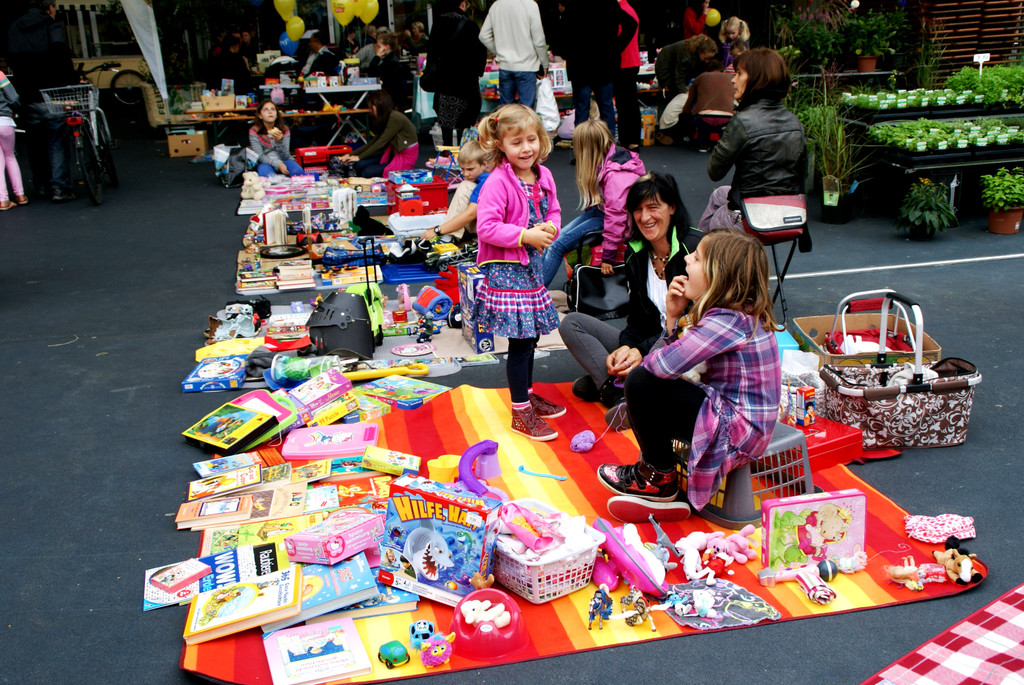 Ein kunter-bunter Kinderflohmarkt.JPG