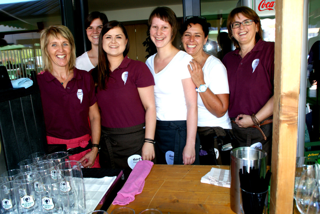 Claudia_ Ulli_ Susi_ Tina_ Janine und Lisi_ das Dorfmitte-Team.JPG
