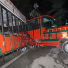 Voll besetzter Bummelzug rutschte in Döbling von der Straße
