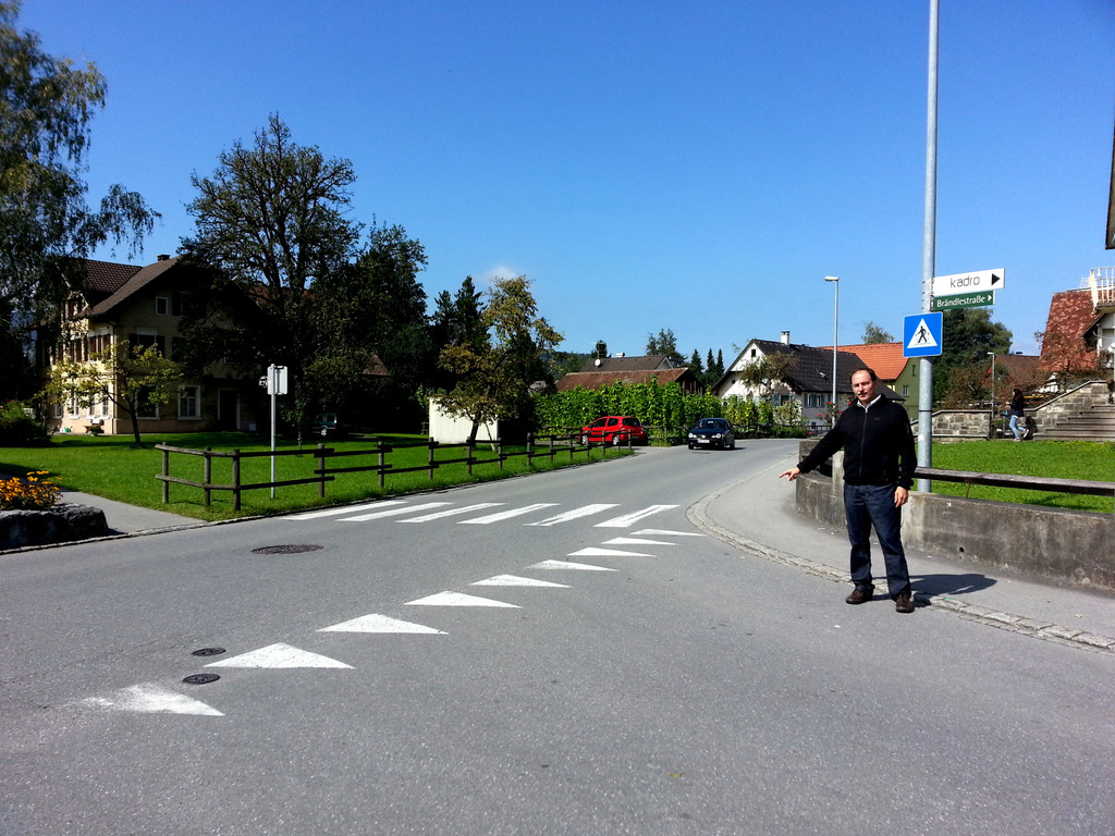 Der Gehsteig wird zu einer Verkehrsinsel mit Aufstellfl__che verbreitert und der Zebrastreifen nach S__den verschoben.jpg