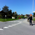 Der Gehsteig wird zu einer Verkehrsinsel mit Aufstellfl__che verbreitert und der Zebrastreifen nach S__den verschoben.jpg