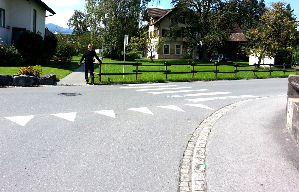 Im bestehenden Fu__weg entsteht die neue verbreiterte Aufstellfl__che.jpg